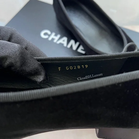 Auth Chanel Black Velvet Patent Classic CC Logo Ballerina Flats - Size 37.5